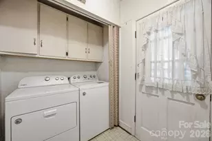 8801 Holiday Dr, Charlotte, NC 28215 - Photo 22