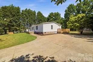 3940 Teaberry Ln, Newton, NC 28658 - Photo 4