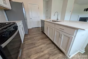 121 Sycamore Spgs Dr, Statesville, NC 28677 - Photo 4