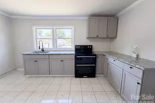 123 E Farmview St, Gastonia, NC 28054 - Photo 2