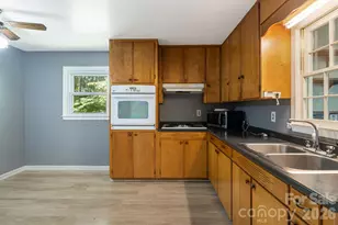 917 Fassifern Ct, Hendersonville, NC 28791 - Photo 6