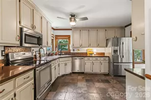 6933 Albaneen Ct, Charlotte, NC 28215 - Photo 10