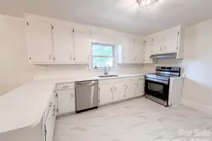 1911 Amberhill Ln, Charlotte, NC 28216 - Photo 2
