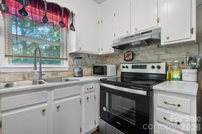3246 21st Avenue NE, Hickory, NC 28601 - Photo 2
