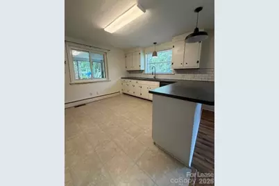 1921 4th Avenue NW, Hickory, NC 28601 - Photo 6