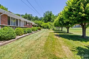 39 Hawthorne Ln, Burnsville, NC 28714 - Photo 2