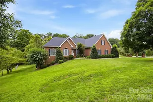 405 Woodridge Dr SE, Lenoir, NC 28645 - Photo 2