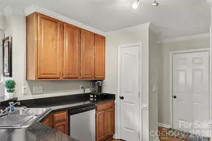 8606 Fox Chase Ln, Charlotte, NC 28269 - Photo 16