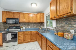 881 Mulberry St, Clyde, NC 28721 - Photo 8