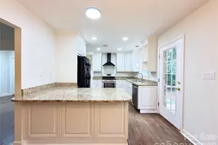 2200 Fair Forest Dr, Matthews, NC 28105 - Photo 2