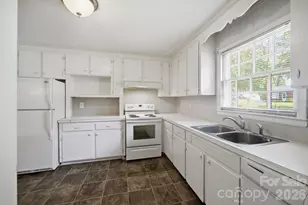 1401 Grovewood Dr, Charlotte, NC 28208 - Photo 4