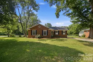 1401 Grovewood Dr, Charlotte, NC 28208 - Photo 1