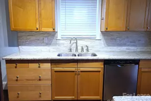 4229 Hiddenbrook Dr, Charlotte, NC 28205 - Photo 4