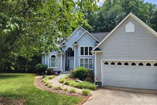 135 Pinecroft Ct, Troutman, NC 28166 - Photo 2