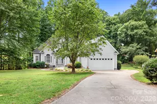 135 Pinecroft Ct, Troutman, NC 28166 - Photo 2