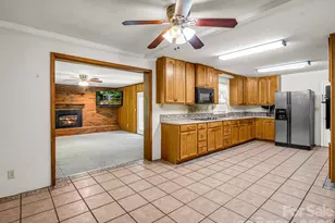 926 Toxaway Ct, Hendersonville, NC 28791 - Photo 6