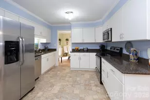 301 Crowfields Ln, Asheville, NC 28803 - Photo 6