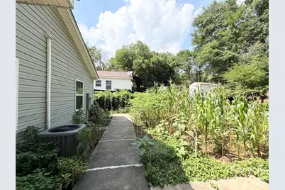 3125 Amay James Avenue, Charlotte, NC 28208 - Photo 32