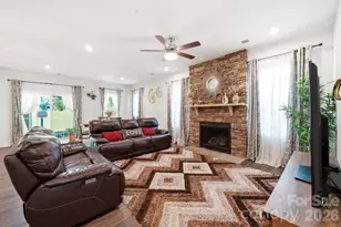 10129 Harvest Gold Dr, Charlotte, NC 28215 - Photo 2