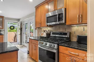 1026 14th Ave Dr NW, Hickory, NC 28601 - Photo 2