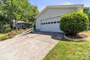 6325 Ellesmere Ct, Charlotte, NC 28227 - Photo 2