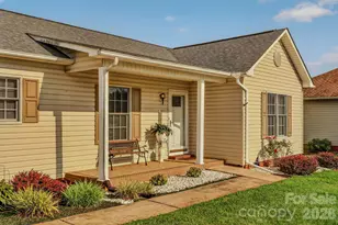 1425 Farmington Hills Dr, Conover, NC 28613 - Photo 2