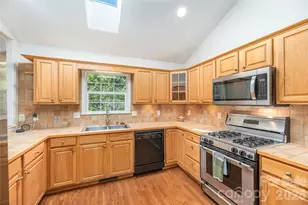 602 Hidden Springs Dr, Asheville, NC 28804 - Photo 16