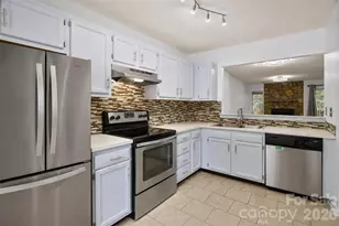 6404 Windsor Gate Ln, Charlotte, NC 28215 - Photo 4