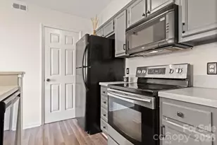 212 W 10th St, Charlotte, NC 28202 - Photo 8