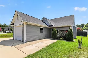6033 Mary Blair Ln, Charlotte, NC 28214 - Photo 2