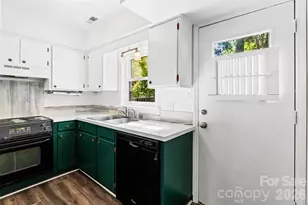 6100 Honeysuckle Ln, Charlotte, NC 28212 - Photo 12
