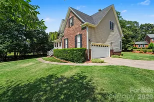 4858 Elmhurst Dr NE, Hickory, NC 28601 - Photo 2