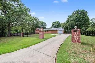 298 Enwood Dr, Charlotte, NC 28214 - Photo 2