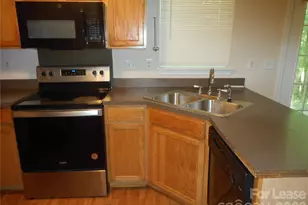 8037 Shiny Meadow Ln, Charlotte, NC 28215 - Photo 4