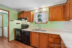 303 Meadowbrook Ct, Hendersonville, NC 28792 - Photo 12