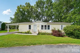 303 Meadowbrook Ct, Hendersonville, NC 28792 - Photo 2