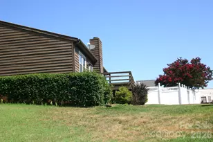 1647 Woodridge Cir, Hickory, NC 28602 - Photo 2