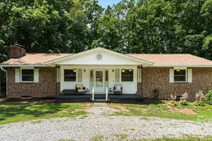 216 Dundeve Cir, Hendersonville, NC 28792 - Photo 2
