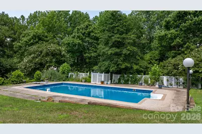 1335 36th Avenue Drive NE, Hickory, NC 28601 - Photo 2