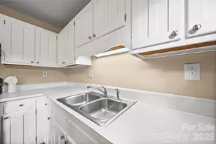 1801 Pewsbury Rd, Charlotte, NC 28210 - Photo 8