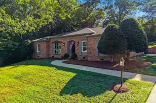 1240 10th St Ln NW, Hickory, NC 28601 - Photo 2