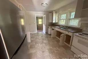 307 Yancey St, Marion, NC 28752 - Photo 4