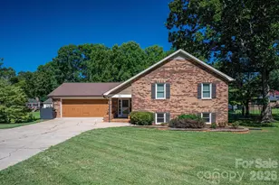 389 Caprice Cir, Lincolnton, NC 28092 - Photo 2