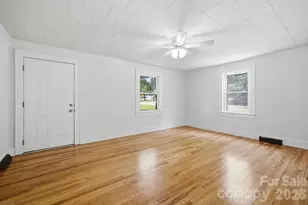 825 21st St Dr SE, Hickory, NC 28602 - Photo 8