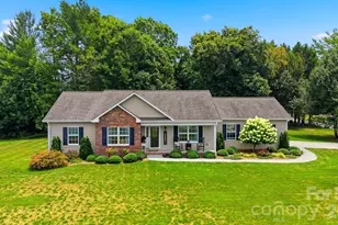 2404 23rd St Dr NE, Hickory, NC 28601 - Photo 2