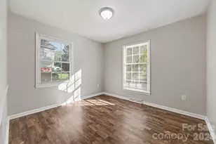 2726 Meadowcliff Dr, Charlotte, NC 28215 - Photo 14