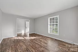 2726 Meadowcliff Dr, Charlotte, NC 28215 - Photo 4