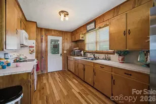 1082 Maple St, Granite Falls, NC 28630 - Photo 10