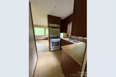 912 Halstead Boulevard, Hendersonville, NC 28791 - Photo 6