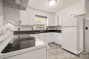 4221 Bridgewood Ln, Charlotte, NC 28226 - Photo 6